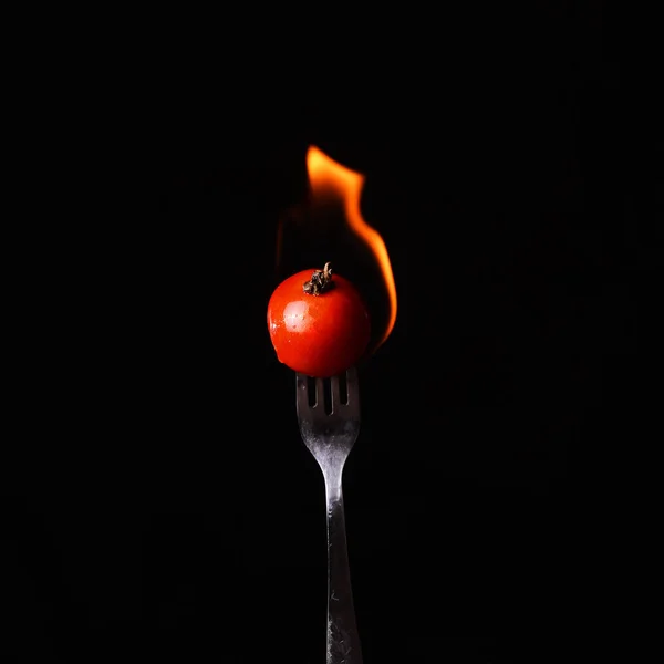 Gotowanie Jedzenie Koncepcja Kobiece Strony Widelcem Pomidorów — Zdjęcie stockowe