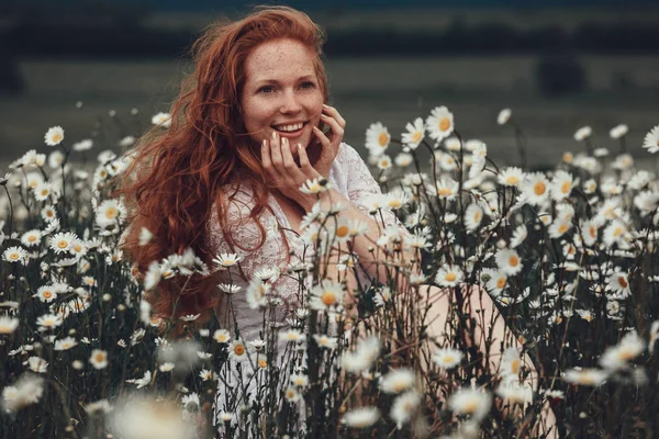 Krásná Mladá Dívka Kudrnatými Vlasy Červená Heřmánku Poli — Stock fotografie