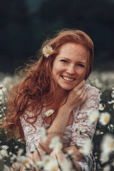 Menina Bonita Com Cabelo Encaracolado Vermelho Campo Camomila — Fotografia de Stock