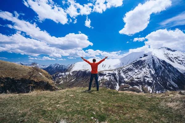 Hombre Cima Montaña Escena Conceptual Joven Con Mochila Pie Con — Foto de Stock