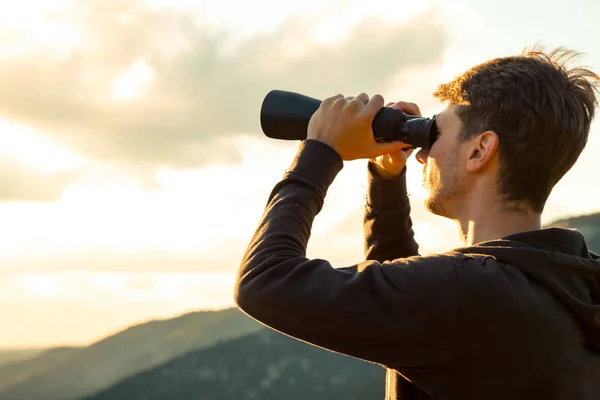 Jongeman Gebruik Van Verrekijker Het Bos Toeristische Camping — Stockfoto