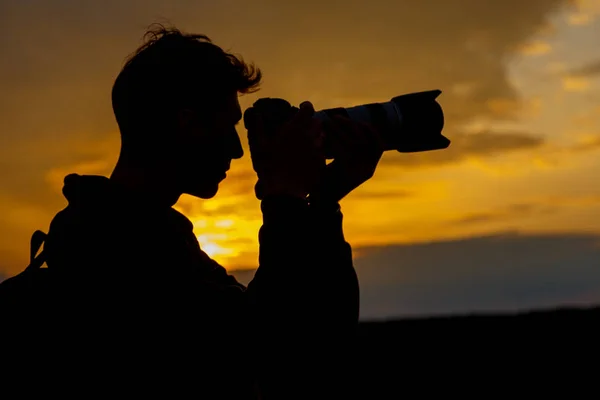 Silhouette Eines Fotografen Der Landschaft Bei Sonnenuntergang Fotografiert — Stockfoto