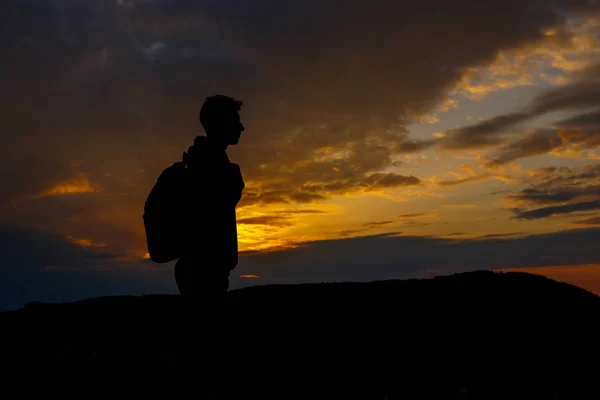 Sylwetki Turysty Plecakiem Cieszącym Się Widokiem Zachód Słońca Szczytu Góry — Zdjęcie stockowe