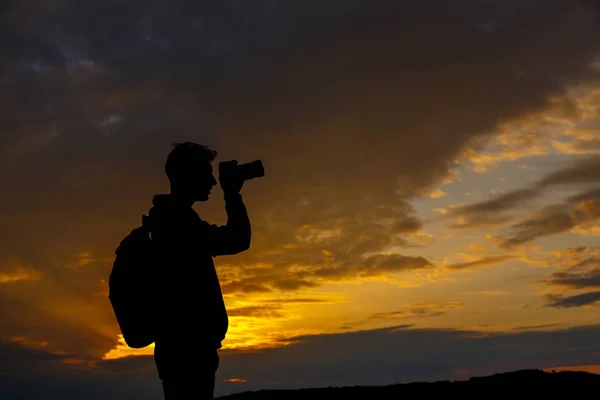 Silhouette Eines Fotografen Der Landschaft Bei Sonnenuntergang Fotografiert — Stockfoto