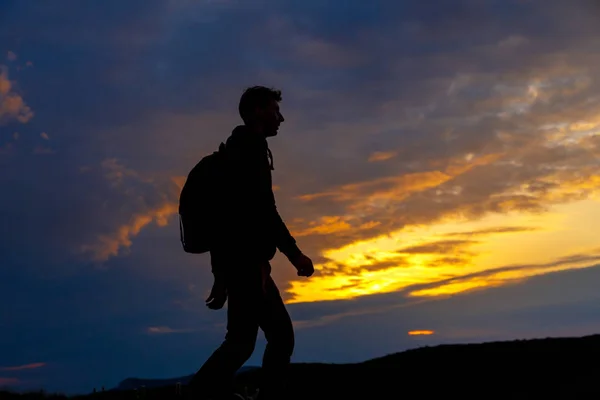 Silhouettes Randonneurs Avec Sac Dos Bénéficiant Une Vue Coucher Soleil — Photo