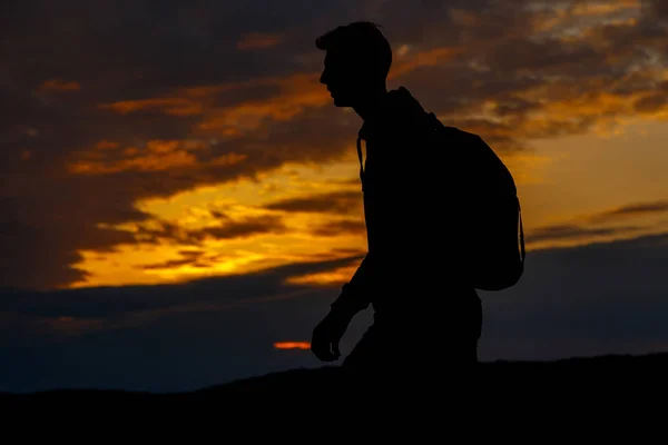 Sylwetki Turysty Plecakiem Cieszącym Się Widokiem Zachód Słońca Szczytu Góry — Zdjęcie stockowe