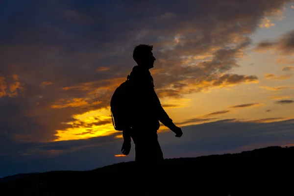 Силуэты Туриста Рюкзаком Наслаждающегося Видом Закат Вершины Горы Силуэт Победителя — стоковое фото