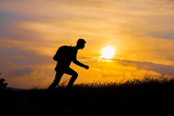 Segui Tuoi Sogni Silhouette Uomo Tramonto Escursionista Con Zaino Che — Foto Stock