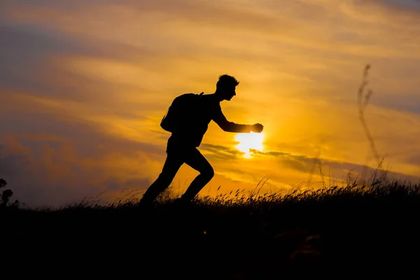 Podążaj Marzeniami Człowieku Zachodzie Słońca Wędrowiec Plecakiem Spacerujący Polu Zachodzie — Zdjęcie stockowe