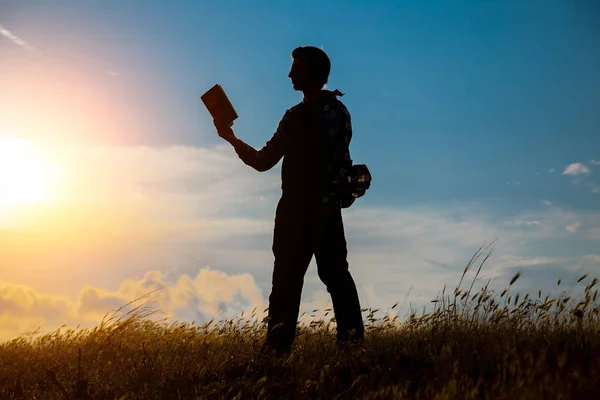 Hombre Leyendo Parque Silueta Hombre Sentado Rompeolas Por Noche Cerca —  Fotos de Stock