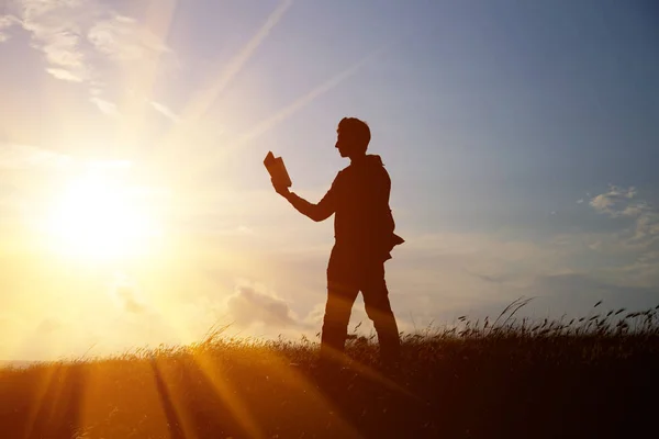 Hombre Leyendo Parque Contra Atardecer Silueta Hombre Leyendo Libro Atardecer —  Fotos de Stock