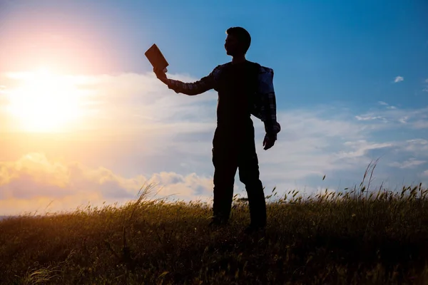 Hombre Leyendo Parque Silueta Hombre Sentado Rompeolas Por Noche Cerca —  Fotos de Stock