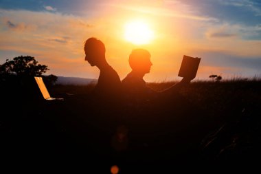 Bilgisayarlı bir adamın silueti ve günbatımı ya da gündoğumu hakkında bir kitap. Eski ve yeni değerlerin çelişkileri düşüncesi. Eski ve modern kavramı