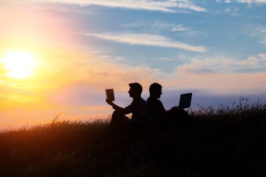 Bilgisayarlı bir adamın silueti ve günbatımı ya da gündoğumu hakkında bir kitap. Eski ve yeni değerlerin çelişkileri düşüncesi. Eski ve modern kavramı