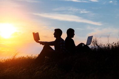 Bilgisayarlı bir adamın silueti ve günbatımı ya da gündoğumu hakkında bir kitap. Eski ve yeni değerlerin çelişkileri düşüncesi. Eski ve modern kavramı