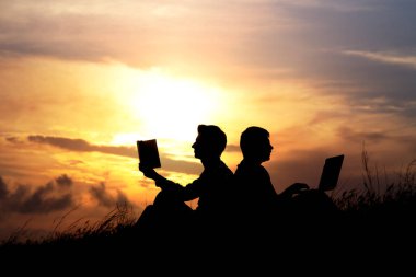 Bilgisayarlı bir adamın silueti ve günbatımı ya da gündoğumu hakkında bir kitap. Eski ve yeni değerlerin çelişkileri düşüncesi. Eski ve modern kavramı