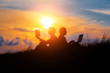 Bilgisayarlı bir adamın silueti ve günbatımı ya da gündoğumu hakkında bir kitap. Eski ve yeni değerlerin çelişkileri düşüncesi. Eski ve modern kavramı