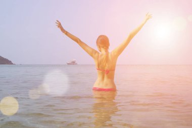 genç kadın mayo sahilde, Tayland. Yaz tatil ve özgürlük kavramı. Çift yaz tatili seyahat - arkadan onu görünümü takip erkek arkadaşının elini tutarak kumsalda yürüyen kadın. POV.