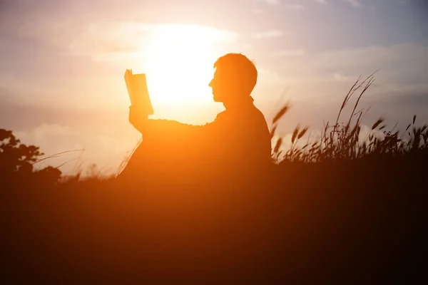 Hombre Leyendo Parque Contra Atardecer Silueta Hombre Leyendo Libro Atardecer —  Fotos de Stock