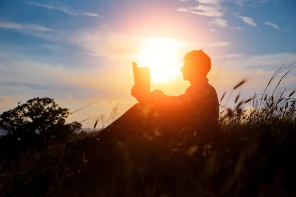 Hombre Leyendo Parque Silueta Hombre Sentado Rompeolas Por Noche Cerca — Foto de Stock