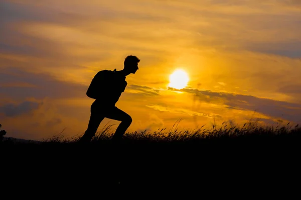 Volg Dromen Silhouet Van Mens Bij Zonsondergang Wandelaar Met Rugzak — Stockfoto