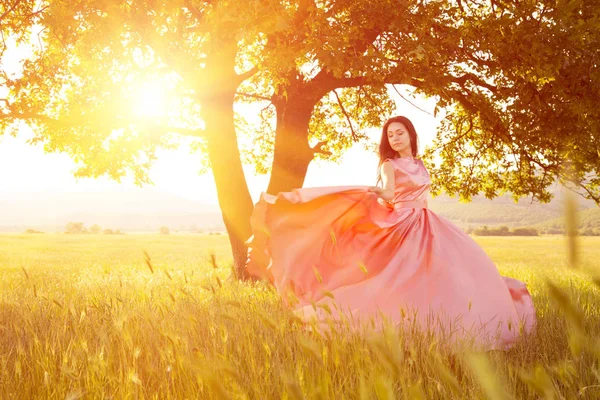 Giovane Donna Piedi Campo Grano Con Alba Sullo Sfondo Bellezza — Foto Stock