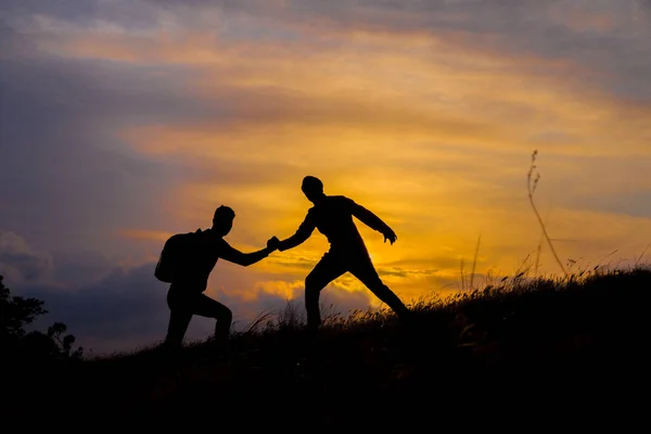 Yürüyüş Yapan Çift Dağlarda Gün Batımında Birbirlerine Güven Duymalarına Yardımcı — Stok fotoğraf