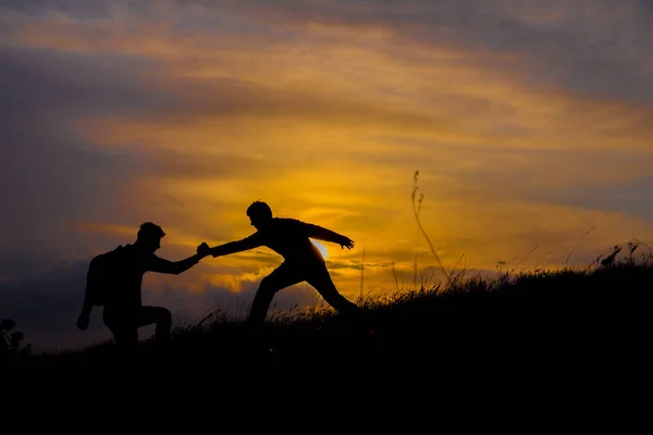 Yürüyüş Yapan Çift Dağlarda Gün Batımında Birbirlerine Güven Duymalarına Yardımcı — Stok fotoğraf