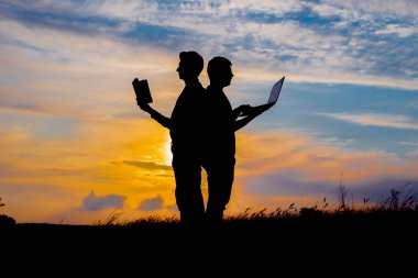 Bilgisayarlı bir adamın silueti ve günbatımı ya da gündoğumu hakkında bir kitap. Eski ve yeni değerlerin çelişkileri düşüncesi. Eski ve modern kavramı