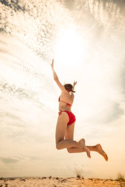 sağlıklı genç kadın ile beachball sahilde ise yaz aylarında gülüyor. tatil, spor ve insanlar kavramı - top voleybol oynamak olan kadın