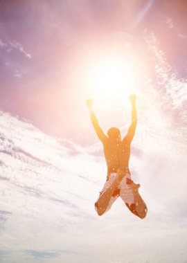 erkek plaj voleybol oyun oyuncu sıcak kum üzerine atlamak