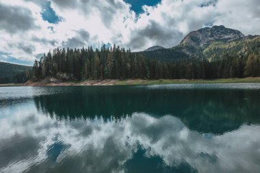 Karadağ, Milli Parkı Durmitor, dağlar ve bulutlar. Kara Göl (Crno Jezero) Durmitor - Karadağ - doğa seyahat arka planda