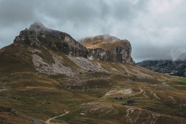 Karadağ, Milli Parkı Durmitor, dağlar ve bulutlar. Ulusal dağlar Durmitor Karadağ - doğa seyahat arka park