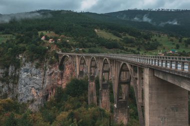 Durdevica beton kemer köprü. Sürüş arabalar ve insanlar ZIP-hatta sürme. Tara River canyon, Karadağ.