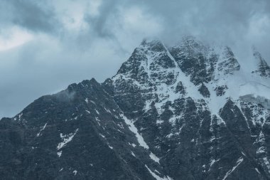 Elbruz, dağlarda yaz. Elbruz Dağı üzerinden büyük Kafkas Dağları