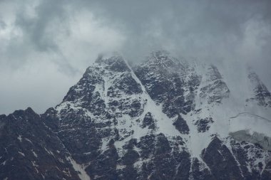 Elbruz, dağlarda yaz. Elbruz Dağı üzerinden büyük Kafkas Dağları