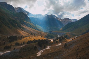 Dağ nehir Baksan, dağ geçidi Adyr-Su, Elbrus alan, büyük Kafkasya aralığı. Elbruz, dağlarda yaz. Elbruz Dağı üzerinden büyük Kafkas Dağları