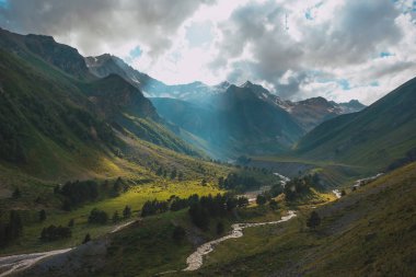 Dağ nehir Baksan, dağ geçidi Adyr-Su, Elbrus alan, büyük Kafkasya aralığı. Elbruz, dağlarda yaz. Elbruz Dağı üzerinden büyük Kafkas Dağları