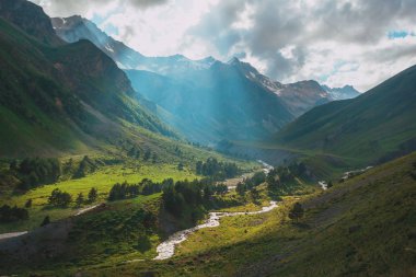 Dağ nehir Baksan, dağ geçidi Adyr-Su, Elbrus alan, büyük Kafkasya aralığı. Elbruz, dağlarda yaz. Elbruz Dağı üzerinden büyük Kafkas Dağları