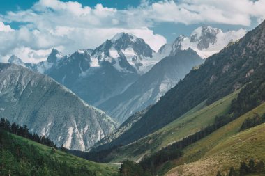Dağ nehir Baksan, dağ geçidi Adyr-Su, Elbrus alan, büyük Kafkasya aralığı. Elbruz, dağlarda yaz. Elbruz Dağı üzerinden büyük Kafkas Dağları