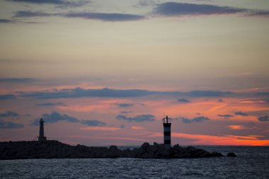 Adriyatik Denizi 'nde gün batımı. Adriyatik Koyu 'nda yatlar ve tekneler gün batımında altın ve pembe tonlarda. Porto Karadağ, Tivat