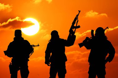 güzel bir gün batımı karşı yukarıdan üç askeri asker