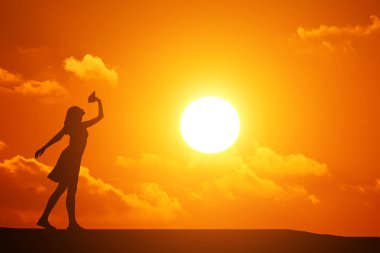 güzel bir gün batımı arka plan üzerinde dans siluet kız