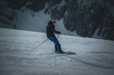 Erkek snowboard yamaçta sürmek. Kayak Merkezi. Metin için yer. Dombay - Karachayevo-Cherkesiya, Rusya'nın bir yokuş aşağı Kayak tesisi binmek.