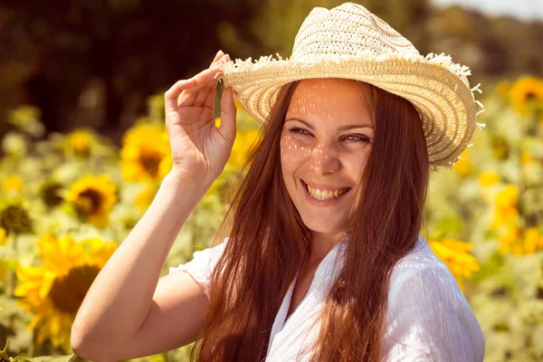필드에 귀여운 여자의 여름에 해바라기 — 스톡 사진