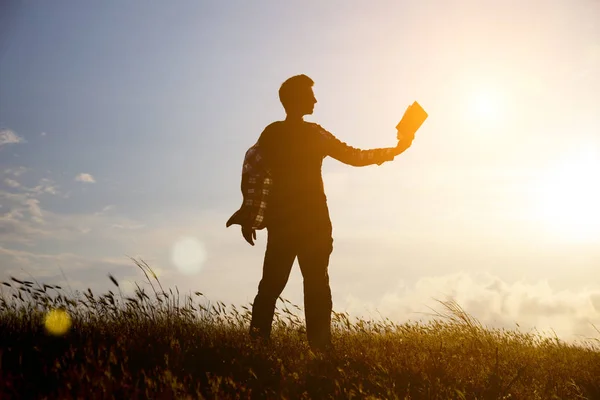 Homem Ler Parque Contra Pôr Sol Silhueta Homem Lendo Livro — Fotografia de Stock