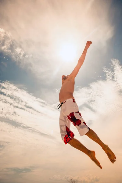 Erkek Plaj Voleybol Oyun Oyuncu Sıcak Kum Üzerine Atlamak — Stok fotoğraf