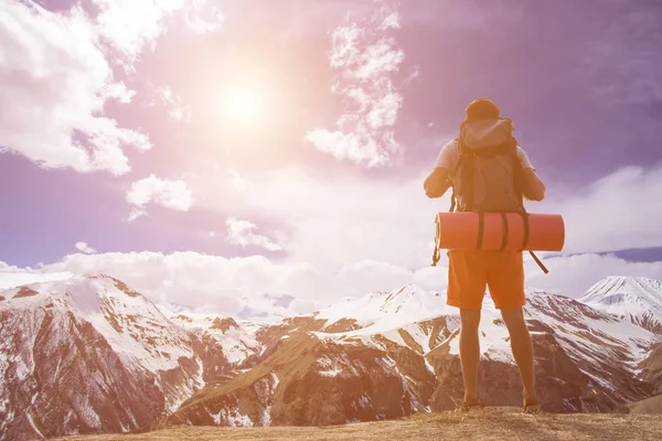 Joven Viajero Con Mochila Relajante Aire Libre Con Montañas Rocosas — Foto de Stock