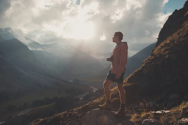 Hombre Viajero Senderismo Viajes Concepto Estilo Vida Hermosas Montañas Paisaje — Foto de Stock