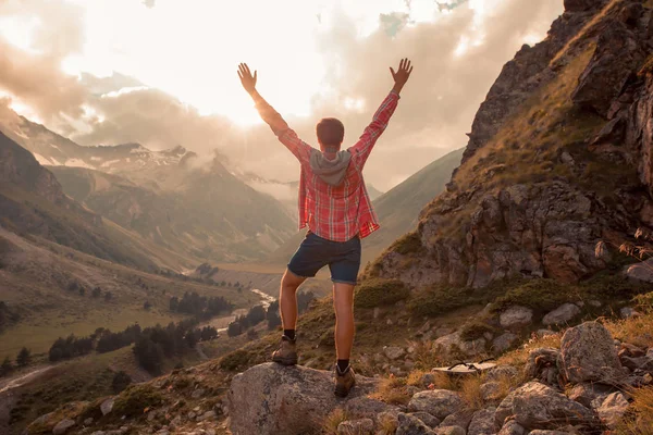 Hombre Viajero Senderismo Viajes Concepto Estilo Vida Hermosas Montañas Paisaje — Foto de Stock